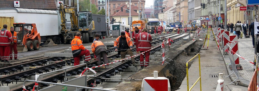Bahn-Baustelle in Prag mit Bauarbeitern auf den Schienen. Foto: B1-Foto, Pixabay.