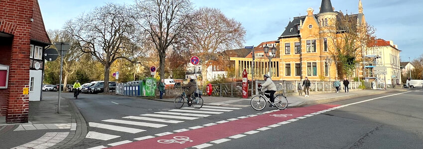 Foto: Hansestadt Lüneburg: Blick von der Altenbrückertorstraße in die Ilmenaustraße. Das idyllische Ilmenauufer hier wird als Parkplatz genutzt.