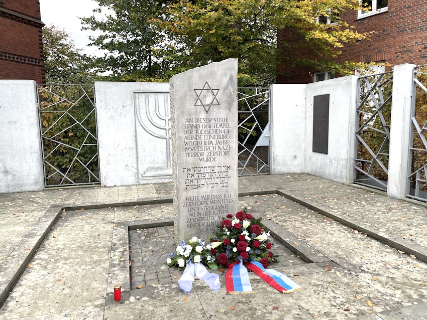 Foto: Hansestadt Lüneburg. Niedergelegte Blumen an der Synagogen-Gedenkstätte in Lüneburg. 