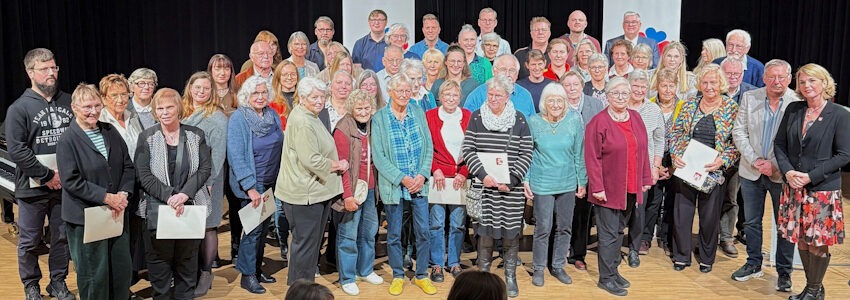 Foto: Hansestadt Lüneburg. Stellvertretend für alle Engagierten in der Stadt ehre die Hansestadt am 5. November 2025 60 Ehrenamtliche in der Musikschule. Lüneburgs Oberbürgermeisterin Claudia Kalisch überreichte die Auszeichnungen gemeinsam mit den ehrenamtlichen Bürgermeisterinnen Christel John und Hiltrud Lotze.