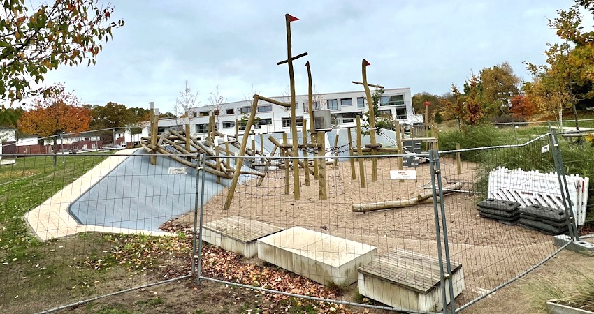 Foto: Hansestadt Lüneburg. Schon seit September 2025 ist der Spielplatz Tartuer Straße im Hanseviertel gesperrt.  Die Hansestadt hat jetzt eine Frist gesetzt, damit der Spielplatz spätestens Ende November wieder bereit steht.