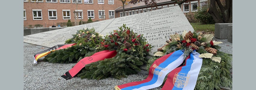 Foto: Hansestadt Lüneburg (Archiv). Zum Volkstrauertag finden in Lüneburg mehrere Gedenkfeiern statt, unter anderem in der Lindenstraße am Mahnmal für die Opfer der nationalsozialistischen Gewaltherrschaft.