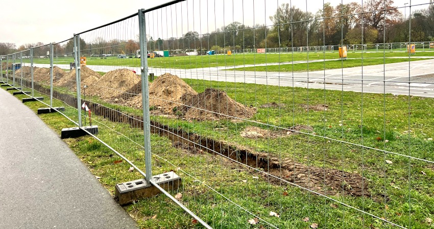 Foto: Hansestadt Lüneburg. Der ausgehobene Graben an den Sülzwiesen soll der Versorgung mit Starkstrom dienen.