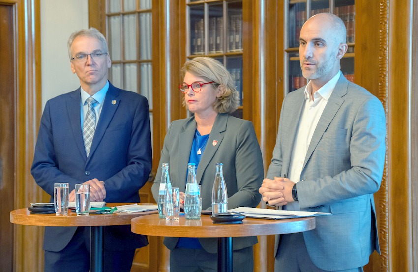 Foto: Landeshauptstadt Hannover. Von links: Landrat Jens Böther (Landkreis Lüneburg), Lüneburgs Oberbürgermeisterin Claudia Kalisch und Hannovers Oberbürgermeister Belit Onay bei der Pressekonferenz in Hannover am 7. November 2025.