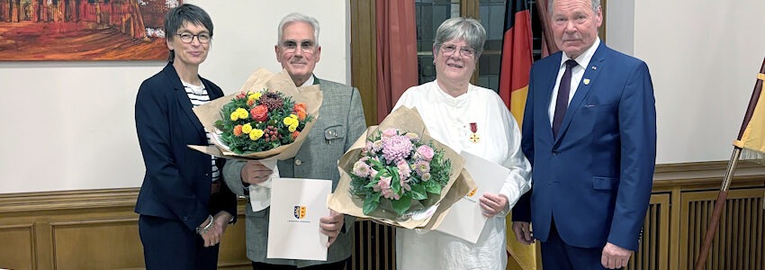 Foto: Landkreis Lüneburg. Von links: Erste Kreisrätin Yvonne Hobro, Hartmut Imort, Kerstin Löding-Blöhs und Stellvertretender Landrat Norbert Thiemann bei der Zeremonie zum Eintrag ins Ehrenbuch und Vergabe der goldenen Ehrennadel.