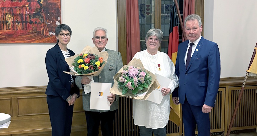 Foto: Landkreis Lüneburg. Von links: Erste Kreisrätin Yvonne Hobro, Hartmut Imort, Kerstin Löding-Blöhs und Stellvertretender Landrat Norbert Thiemann bei der Zeremonie zum Eintrag ins Ehrenbuch und Vergabe der goldenen Ehrennadel.