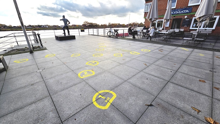 Foto: Lüne-Blog. „Wie siehst du das?“ Zum Begehen, Hüpfen und ins Gespräch kommen laden die
Themenfelder zur Demokratie von Mirja Schellbach und Berit Kröner ein (die brachiale – Labor für Dialoge im Zwischenraum). Hier auf dem Ruferplatz in Lauenburg. 