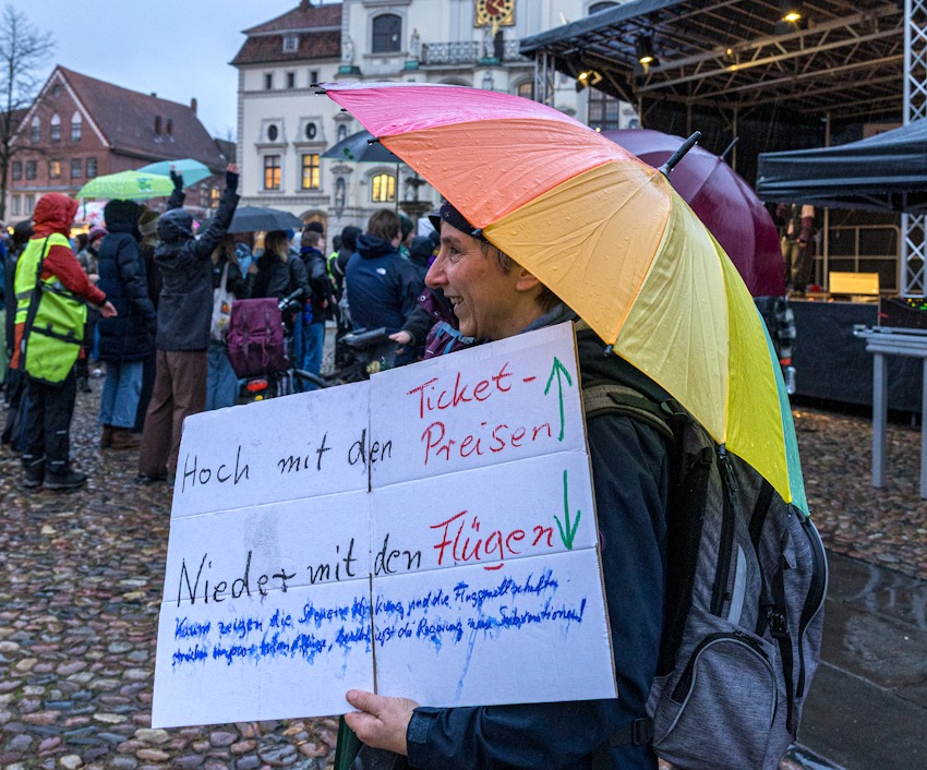 Foto: Malte Hübner. Forderungen wie "Hoch mit den Ticketpreisen - nieder mit den Flügen" fanden aus aktuellem Anlass viel Anklang.