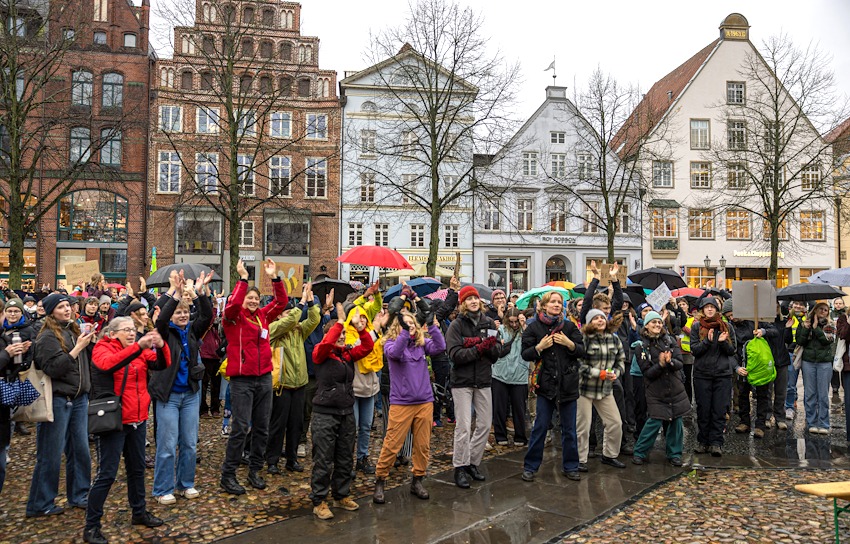 Foto: Malte Hübner. Für gute Laune bei der Klima-Demo am 14. November 2025 sorgten auch die Musikbeiträge der Sängerin Wilhelmine und des lokalen Künstlers Miko.