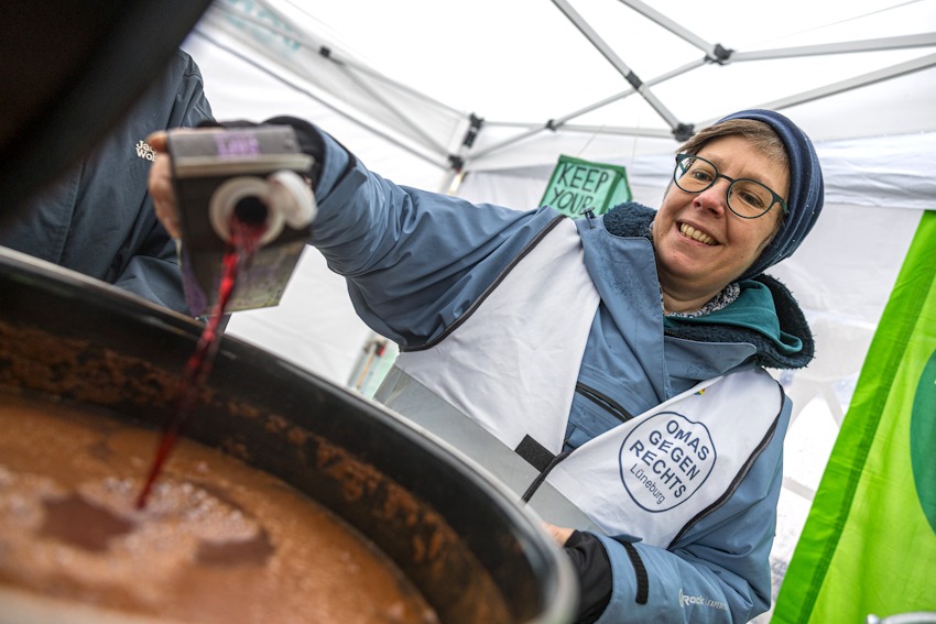 Foto: Malte Hübner. Für innere Wärme bei dem nasskalten Wetter sorgten die Lüneburger Omas gegen Rechts mit warmen Getränken.