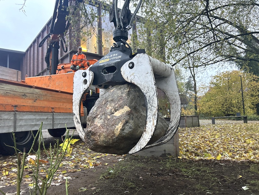 Foto: Museum Lüneburg. Neuzugang für das Museum Lüneburg: Die AGL platziert den Geschiebefindling mit dem Kran vor dem Haupteingang des Museums. Die hellen Einschlüsse aus Feldspat sind gut erkennbar.