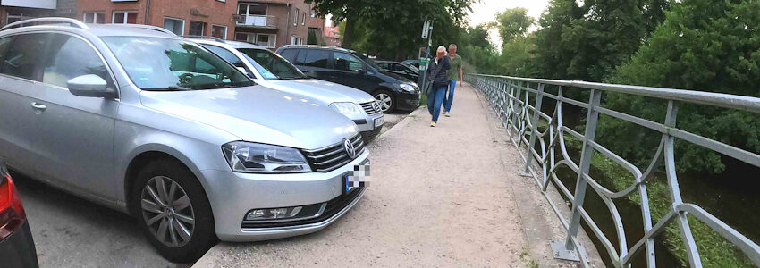 Foto: Uwe Wenk. Parken am Ufer der Ilmenau. Die Fahrzeuge beanspruchen den Gehweg mit.