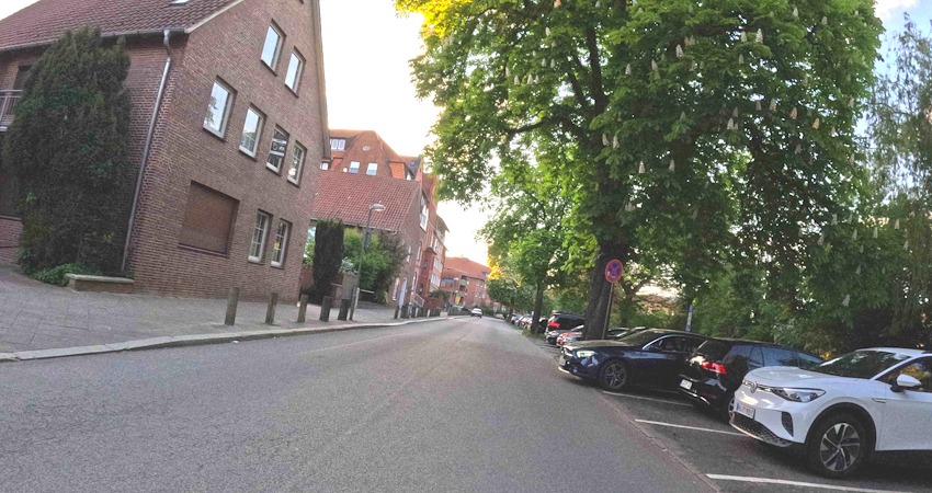 Foto: Uwe Wenk. Parken in der Ilmenaustraße. Die Verkehrsverbände kritisieren das Querparken. Denn ein- und ausparkende Autos fahren hier immer wieder auf die Mitte der Straße. Radfahrende sind dadurch regelmäßig gefährdet. 