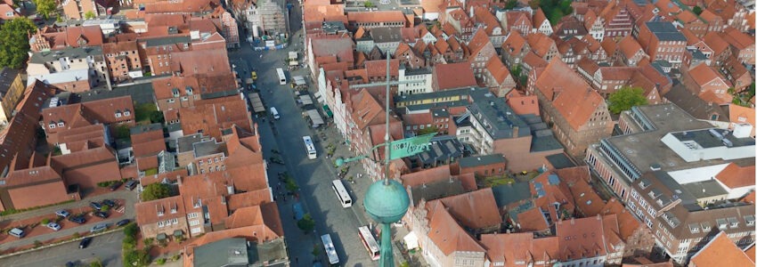 Foto: Hansestadt Lüneburg. Platz Am Sande, Luftbild mit Blick aus Richtung Johanniskirche.