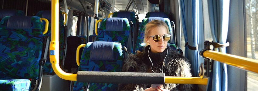 Foto: Nick Walker, balticmedia, Pixabay. Junge Frau mit Sonnenbrille im Bus.