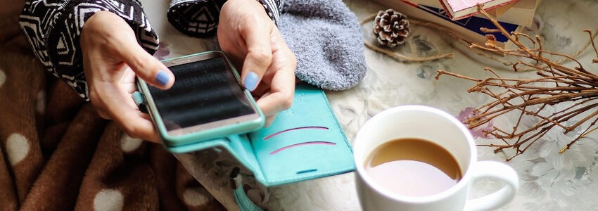Foto: MarieXMartin, Pixabay. Kaffeetasse und Handy.