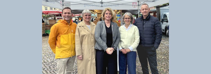 Foto: Hansestadt Lüneburg. OB Claudia Kalisch und ihre Dezernent:innen laden ein zur Sprechstunde am 8. November 2025. Von links: Markus Moßmann, Heike Gundermann, OB Claudia Kalisch, Gabriele Scholz und Matthias Rink.
