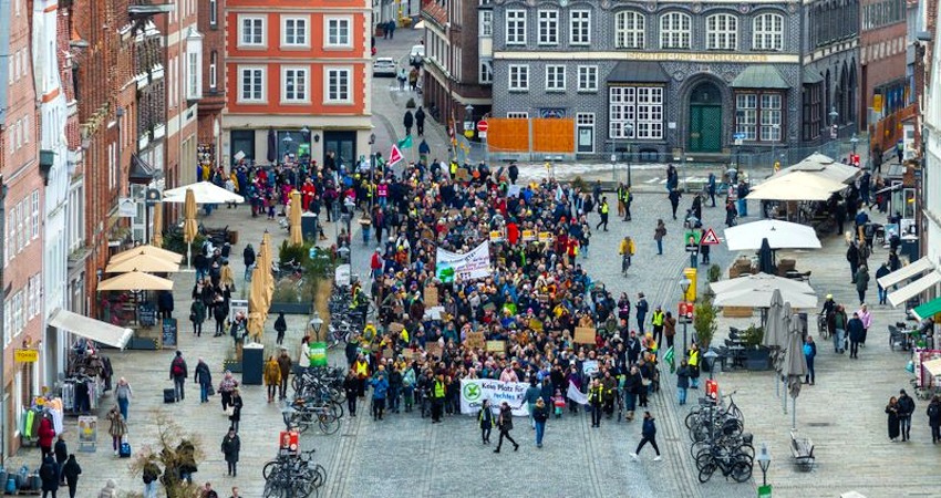 Foto: Malte Hübner. Klimastreik von Fridays for Future Am Sande in Lüneburg. Im Hintergrund die IHK.