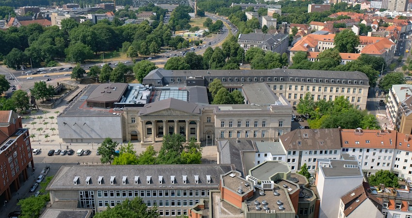 Pressefoto: Landtag Niedersachsen, Focke Strangmann. Luftaufnahme des Leineschlosses mit Portikus und Plenarsaaltrakt links. Aufnahme aus dem Jahr 2018.