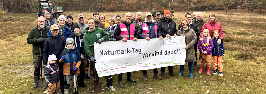 Foto: Naturparkregion Lüneburger Heide eV. Naturparkvorsitzender Steffen Gärtner und Schirmherr Ulrich von dem Bruch mit anderen Aktiven beim Auftakt zur Entkusselungsaktion der Gemeinde Südergellersen am Hambörn.