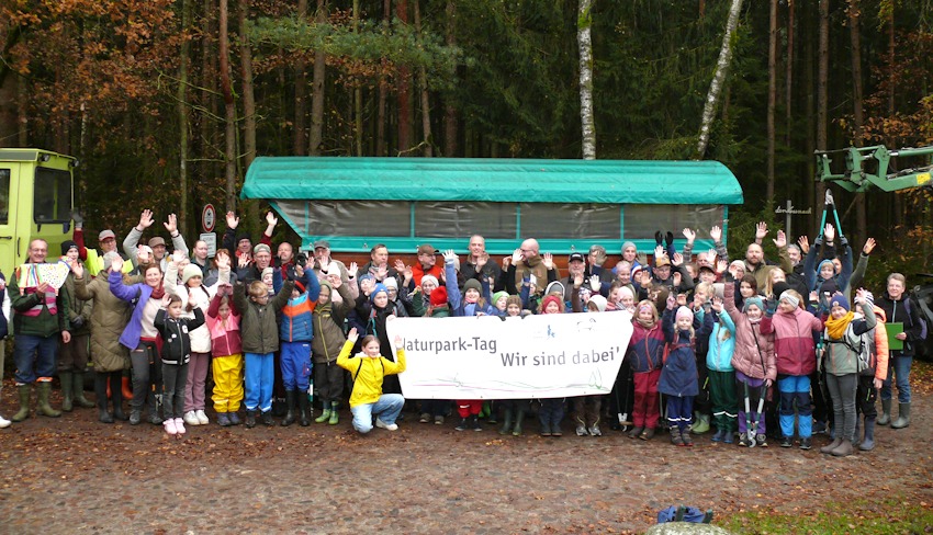 Foto: Naturparkregion Lüneburger Heide eV. Schüler:innen der Naturpark-Schule GOBS Neuenkirchen und weitere Aktive zum Start der Entkusselungsaktion am Schäferhof Neuenkirchen.