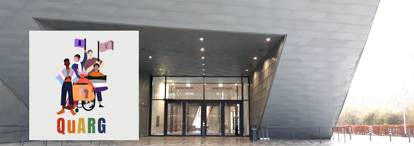 Foto: Lüne-Blog. QuARG-Logo vor dem Eingang zum Zentralgebäude der Leuphana Universität Lüneburg.