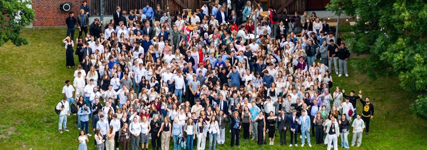 Foto: Hansestadt Lüneburg. Gruppenbild der Abschlussfeier 2025 im Kulturforum Wienebüttel: 600 Schüler:innen aus sieben weiterführenden Schulen waren dabei.