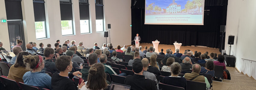 Foto: Hansestadt Lüneburg. Rund 100 Teilnehmende informierten sich am 14. Mai 2025 in der Musikschule bei der Abschlussveranstaltung der kommunalen Wärmeplanung für die Hansestadt Lüneburg.