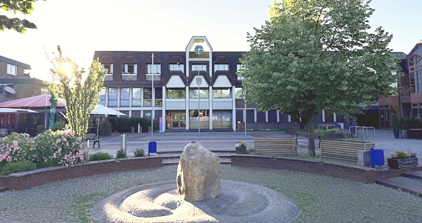 Rathaus Adendorf - Eingangsbereich. Foto: Stefan Kearley.