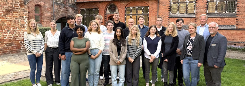 Willkommen im Team! Zum Ausbildungsstart 2025 begrüßt die Hansestadt Lüneburg ihre neuen Auszubildenden und Anwärter:innen. Foto: Hansestadt Lüneburg.