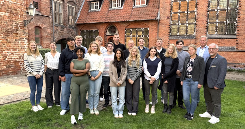 Willkommen im Team! Zum Ausbildungsstart 2025 begrüßt die Hansestadt Lüneburg ihre neuen Auszubildenden und Anwärter:innen. Foto: Hansestadt Lüneburg.
