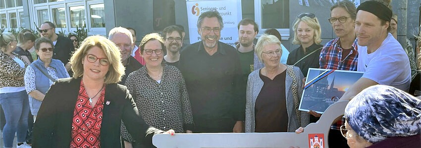 Foto: Hansestadt Lüneburg. Am 4. April 2025 eröffnete Lüneburgs Oberbürgermeisterin Claudia Kalisch das neue Stadtteilhaus in der St.-Stephanus-Passage in Kaltenmoor - mit allen, die das Haus künftig mit Leben füllen.