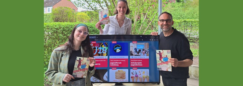 Foto: Hansestadt Lüneburg. Von links: Lea Schneider vom JUZ Elmo, Carla Kardel vom JUZ KredO und Stadtjugendpfleger Jens Döhrmann präsentieren das Ferienprogramm 2025 für Kinder und Jugendliche.
