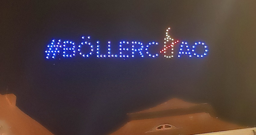 Foto: C. Hartig. #BöllerCiao - so die Leuchtschrift der Drohnenschau der Deutschen Umwelthilfe am 16.12.2025 über dem Gerichtsgebäude am Marktplatz Lüneburg.