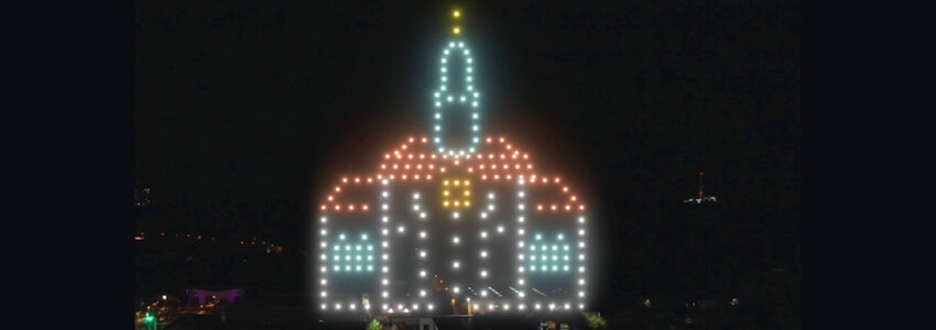 Foto: FlyingStars GmbH. Bei der Show am 16. Dezember 2025 zeichnen die fliegenden Drohnen auch das Rathaus am Himmel.