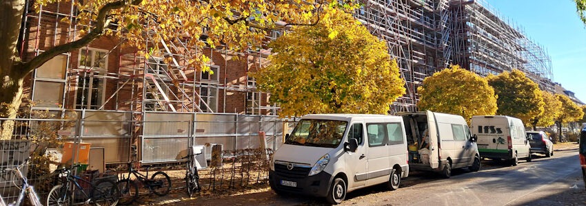 Foto: Hansestadt Lüneburg. Baustelle Wilhelm-Raabe-Schule. Um den Schulbetrieb vor Lärm, Staub und Baustellenverkehr zu schützen, wird die Baustelle soweit wie möglich von außen über Gerüst und Lastenaufzug erschlossen.