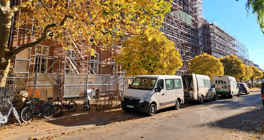 Foto: Hansestadt Lüneburg. Baustelle Wilhelm-Raabe-Schule. Um den Schulbetrieb vor Lärm, Staub und Baustellenverkehr zu schützen, wird die Baustelle soweit wie möglich von außen über Gerüst und Lastenaufzug erschlossen.