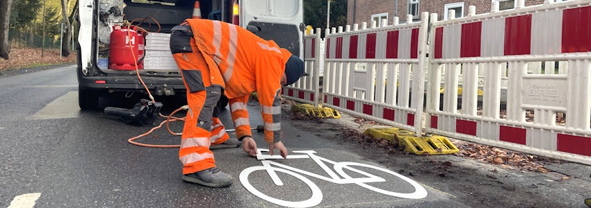 Foto: Hansestadt Lüneburg. Auf der Soltauer Straße sind stadteinwärts bereits Fahrrad-Piktogramme auf der Fahrbahn aufgebracht worden.
