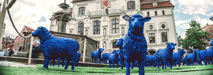 Foto: LMG/John Wilke. Die blaue Friedensherde von Künstler Rainer Bonk war ein besonderer Blickfang auf dem Friedensfest.