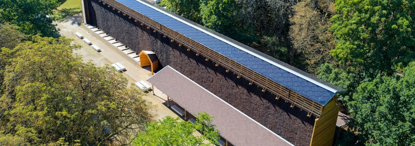 Foto: Hansestadt Lüneburg. Die Sanierung des Lüneburger Gradierwerks ist abgeschlossen, es ist jetzt wieder öffentlich zugänglich. Neu: Das Dach mit der Photovoltaikanlage.