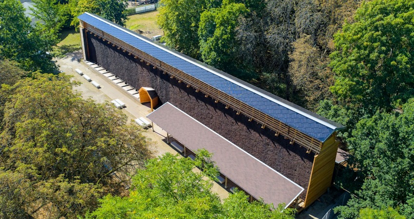 Foto: Hansestadt Lüneburg. Die Sanierung des Lüneburger Gradierwerks ist abgeschlossen, es ist jetzt wieder öffentlich zugänglich. Neu: Das Dach mit der Photovoltaikanlage.