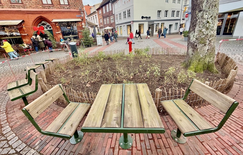 Foto: Hansestadt Lüneburg. Die neuen Sitzmöbel am Schrangenplatz. Das Flatterband wird entfernt, sobald der Kleber ausgehärtet ist.