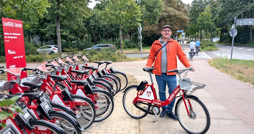 Foto: Hansestadt Lüneburg. Neue StadtRAD-Station an den Sülzwiesen. Bastian Hagmaier, Bereichsleiter Mobilität bei der Hansestadt, freut sich, dass jetzt auch die Sülzwiesen mit dem StadtRAD angesteuert werden können.