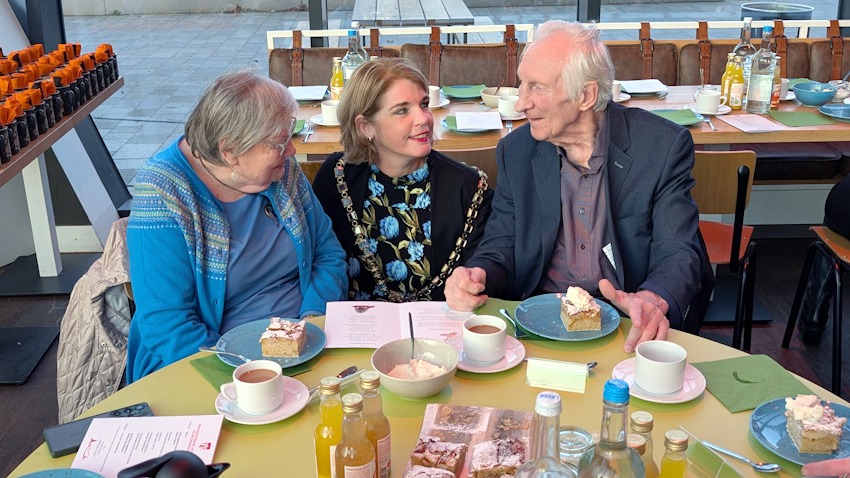 Foto: Hansestadt Lüneburg. Lüneburgs Oberbürgermeisterin Claudia Kalisch (Mitte) im Gespräch mit Wilma und Dietrich Wobig, die in diesem Jahr ihren 70. Hochzeitstag und damit Gnadenhochzeit feierten. 