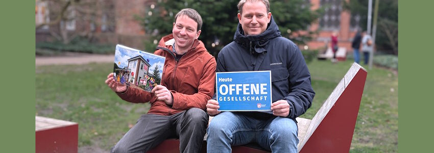 Foto: Hansestadt Lüneburg. Max Werner (links) wechselt innerhalb des Lüneburger Stadtteilmanagements vom Hanseviertel ins Geschwister-Scholl-Haus an den Bockelsberg. Maximilian Sommer, Koordinator des Stadtteilmanagements bei der Hansestadt, dankt ihm für seinen Einsatz im Hanseviertel.