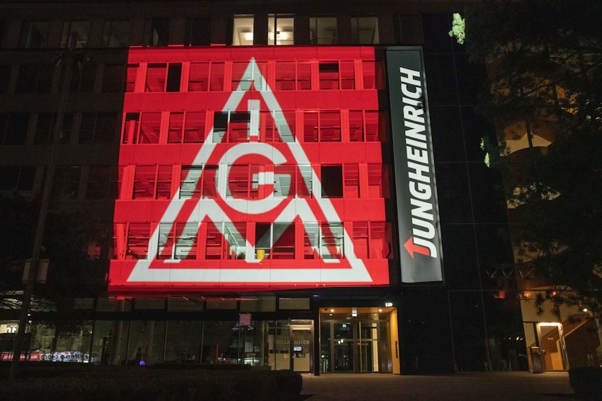 Foto: IG Metall Hamburg, Heiko Stumpe: Lichtprojektion an der Konzernzentrale von Jungheinrich in Hamburg-Wandsbek.