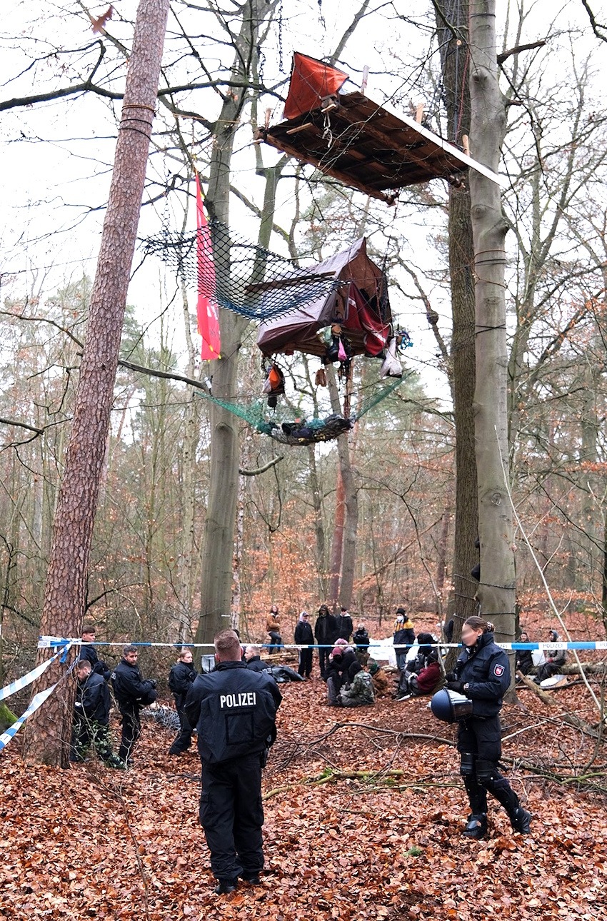 Foto: KlimaKollektiv. Polizeikräfte im Lüner Holz am 21.12.2025.