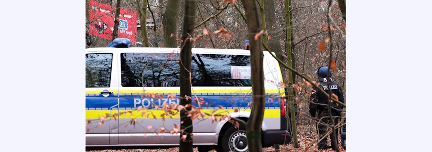 Foto: KlimaKollektiv. Polizeiwagen im Lüner Holz am 21.12.2025.