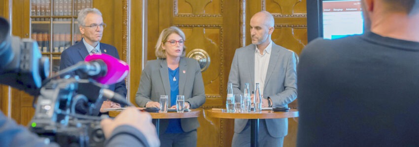 Foto: Landeshauptstadt Hannover. Von links: Landrat Jens Böther (Landkreis Lüneburg), Lüneburgs Oberbürgermeisterin Claudia Kalisch und Hannovers Oberbürgermeister Belit Onay beim Städte-Appell für einen Neubau der Bahnstrecke von Hannover nach Hamburg.