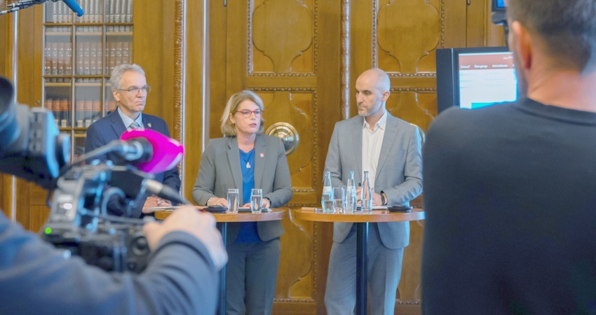 Foto: Landeshauptstadt Hannover. Von links: Landrat Jens Böther (Landkreis Lüneburg), Lüneburgs Oberbürgermeisterin Claudia Kalisch und Hannovers Oberbürgermeister Belit Onay beim Städte-Appell für einen Neubau der Bahnstrecke von Hannover nach Hamburg.